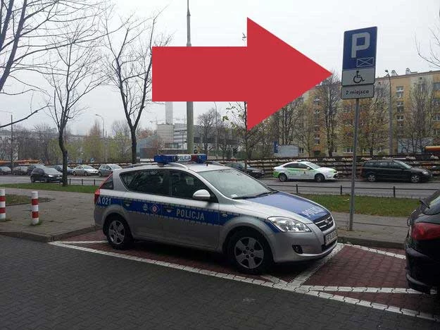 Na Sfotografuj Policjanta na Facebooku aż roi się od zdjęć oznakowanych radiowozów, stojących na miejscach przeznaczonych dla inwalidów. Tym razem tak zaparkował sam Marek Konkolewski z Komendy Głównej Policji 