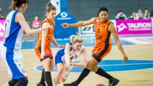 Koszykarka KSSSE AZS PWSZ Gorzów Wlkp. Katarzyna Dźwigalska (2P) blokowana przez Dominikę Owczarzak (2L) i Aishah Sutherland (P) z CCC Polkowice podczas meczu turnieju finałowego Pucharu Polski w Bydgoszczy