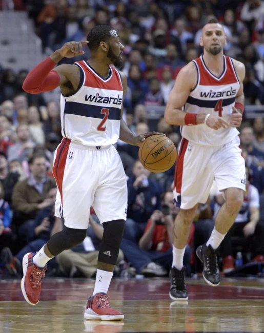Z piłką John Wall, z tyłu Marcin Gortat Z piłką John Wall, z tyłu Marcin Gortat