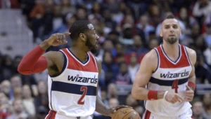 Z piłką John Wall, z tyłu Marcin Gortat