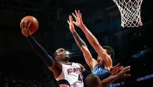 Paul Millsap (Atlanta Hawks) rzuca na koszy rywali