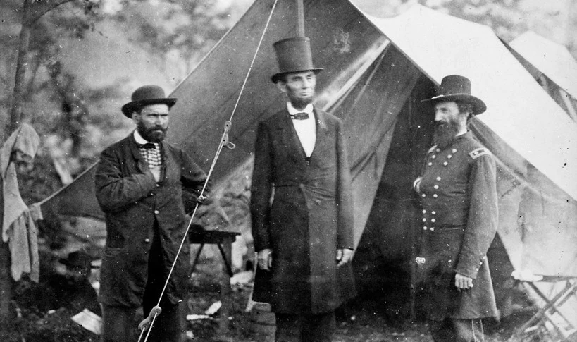 Allan Pinkerton (po lewej) wraz z przyszłą "ofiarą", Abrahamem Lincolnem