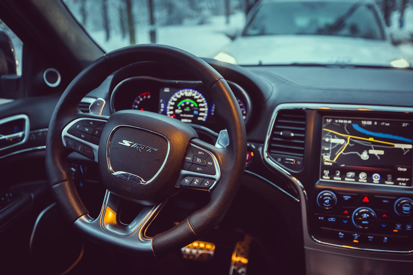 Jeep Grand Cherokee SRT czy Porsche Cayenne S? Jeep Grand Cherokee SRT czy Porsche Cayenne S?