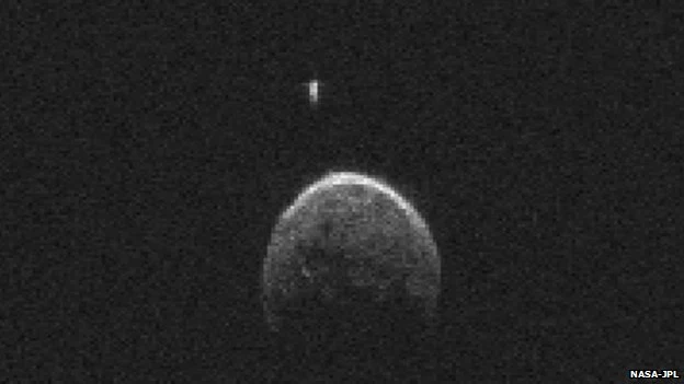 Asteroida 2004 BL86 z własnym księżycem