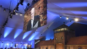 Kazimierz Albin przemawia podczas uroczystości upamiętniających 70. rocznicę wyzwolenia obozu