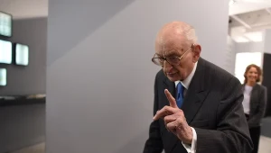 Władysław Bartoszewski zwiedza wystawę o Janie Karskim w łódzkim Centrum Dialogu, gdzie wygłosił wykład z okazji V Dni Pamięci o Ofiarach Holokaustu