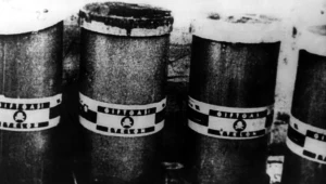 Auschwitz - beczki z Cyklonem B, ok. 1943 r.