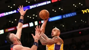 Robert Sacre próbuje rzucać nad rękami Marcina Gortata