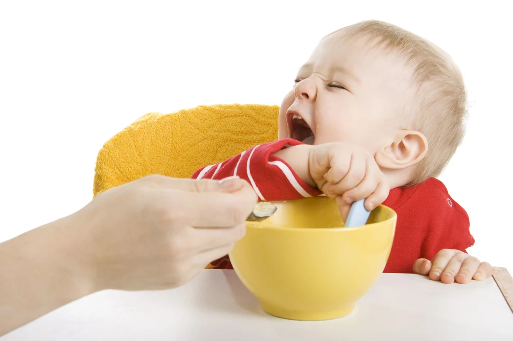 Jednym z największych błędów rodziców jest wciskanie dziecku jedzenia na siłę.