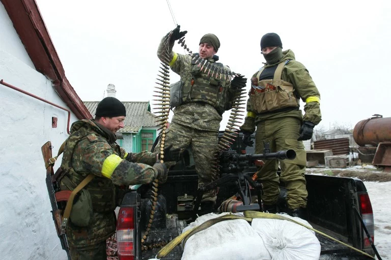 Żołnierz ukraińskiej armii przygotowuje broń, okolice Mariupola, zdj. zrobione 26.01.2015, fot. ilustracyjna Żołnierz ukraińskiej armii przygotowuje broń, okolice Mariupola, zdj. zrobione 26.01.2015, fot. ilustracyjna
