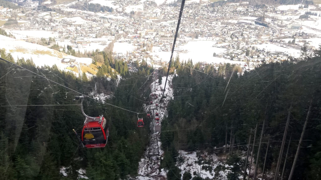 Hahenkammbahn wywozi turystów na wysokość 1712 m n.p.m.