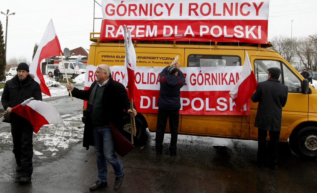 Masówka w bramie kopalni Budryk w Ornontowicach, należącej do Jastrzębskiej Spółki Węglowej. Masówka w bramie kopalni Budryk w Ornontowicach, należącej do Jastrzębskiej Spółki Węglowej.