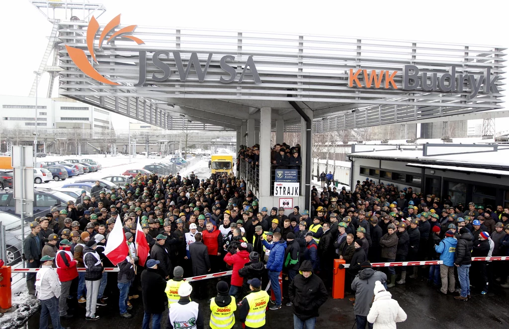 Masówka w bramie kopalni Budryk w Ornontowicach, należącej do Jastrzębskiej Spółki Węglowej. Masówka w bramie kopalni Budryk w Ornontowicach, należącej do Jastrzębskiej Spółki Węglowej.