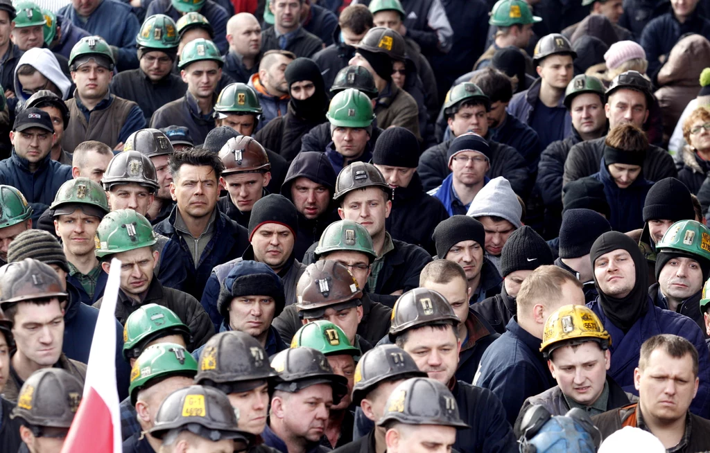 Masówka w bramie kopalni Budryk w Ornontowicach, należącej do Jastrzębskiej Spółki Węglowej. Masówka w bramie kopalni Budryk w Ornontowicach, należącej do Jastrzębskiej Spółki Węglowej.