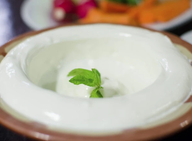 W porównaniu do masła labneh zawiera znacznie mniej tłuszczów nasyconych i więcej białka.