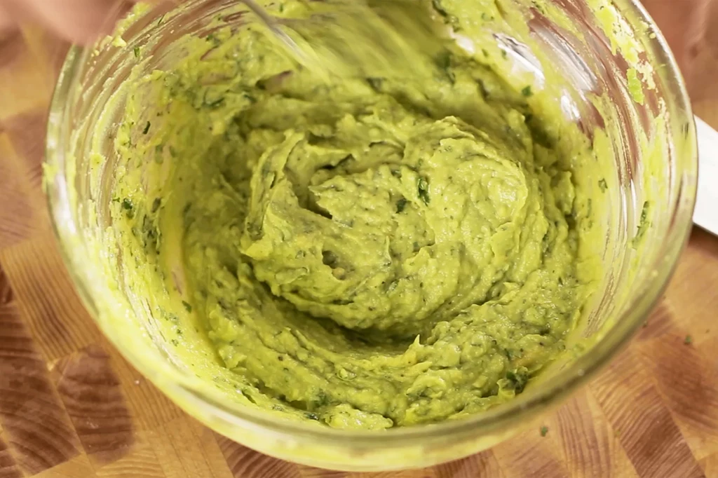 Duża miska z guacamole