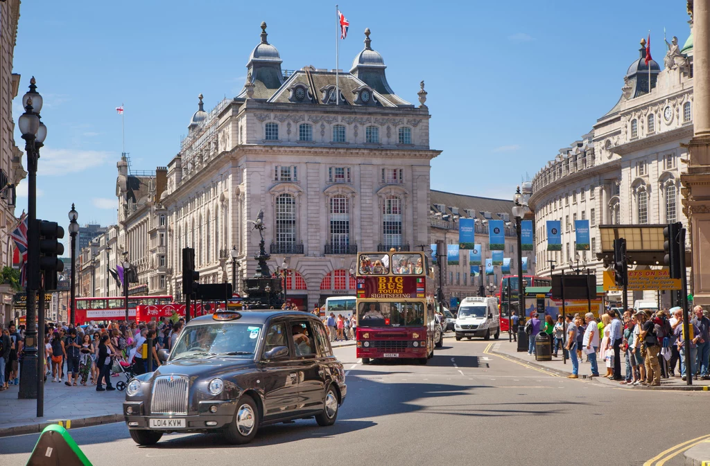 Piccadilly Circus to serce Londynu. Tam można poczuć jego rytm