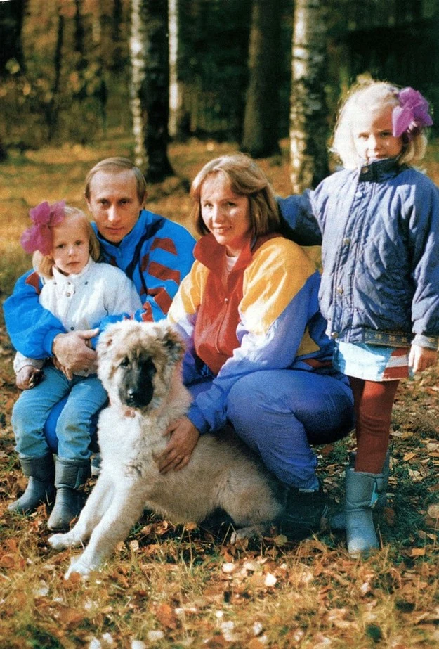 Putin z żoną Ludmiłą i córkami Putin z żoną Ludmiłą i córkami