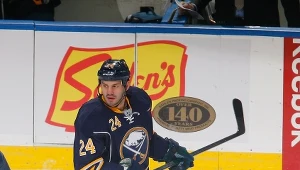 Zenon Konopka w barwach Buffalo Sabres.