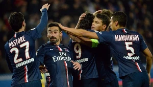 Ezequiel Lavezzi w otoczeniu kolegów po zdobyciu bramki