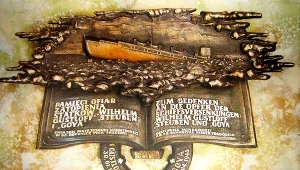 Tablica pamiątkowa poświęcona pamięci ofiar „Gustloffa”, „Steubena” i „Goi” odsłonięta w 2010 r. w 65. Rocznicę tragicznych katastrof. Wmurowana w kościele Matki Bożej Nieustającej Pomocy i Świętego Piotra Rybaka w Gdyni.