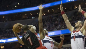 Bradley Beal i Marcin Gortat próbują zatrzymać Kyle'a Lowry'ego