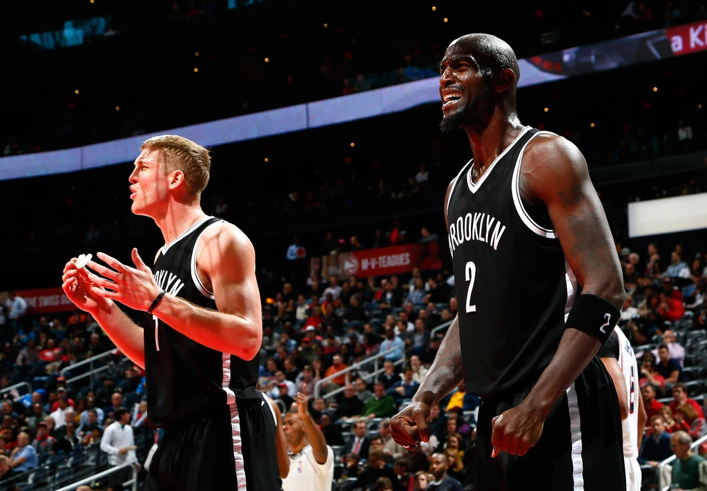 Kevin Garnett z prawej i Mason Plumlee