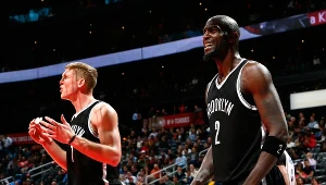 Kevin Garnett z prawej i Mason Plumlee