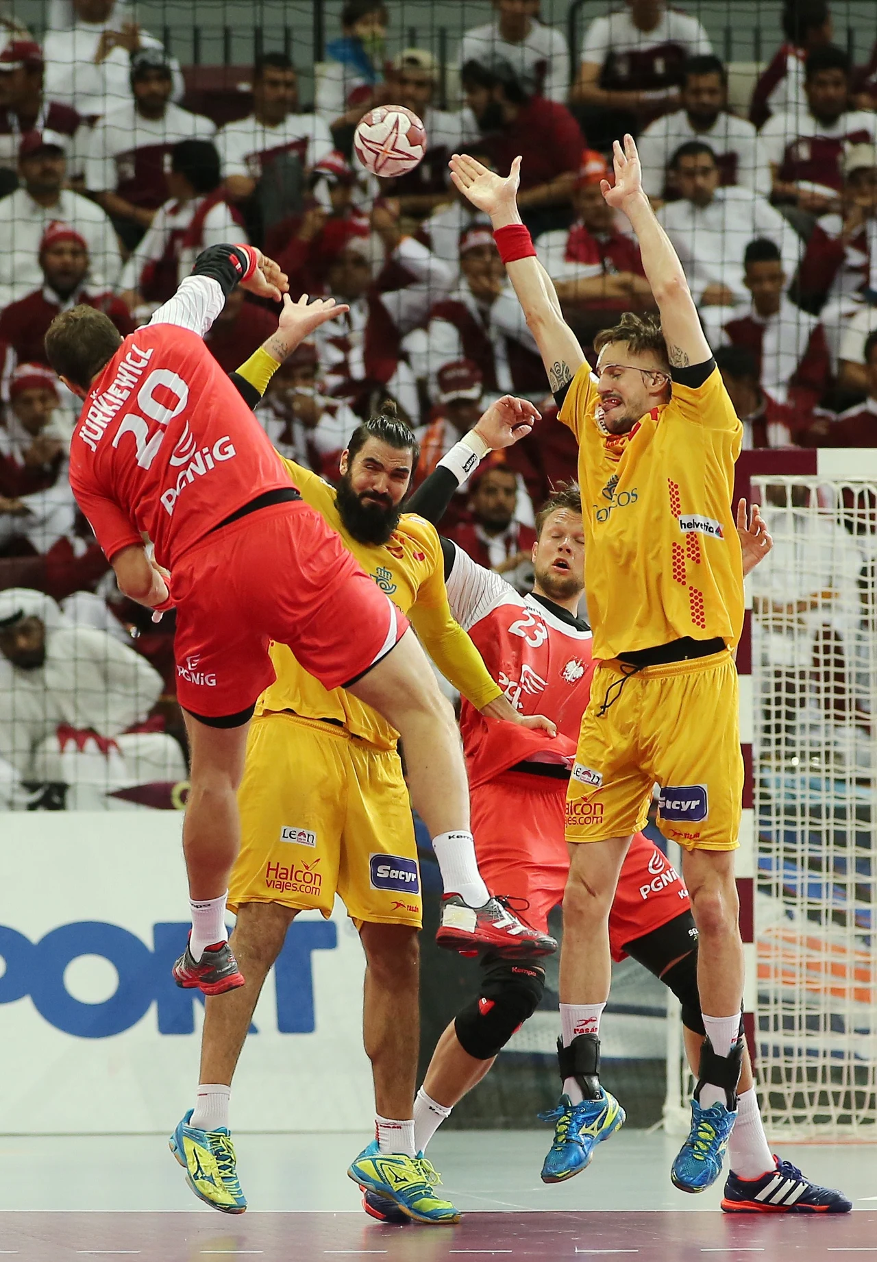 Polscy piłkarze ręczni walczyli z Hiszpanią o brąz MŚ w Katarze i wygrali po szalonym boju z dogrywką 29-28! Emocje sięgały zenitu! Polscy piłkarze ręczni walczyli z Hiszpanią o brąz MŚ w Katarze i wygrali po szalonym boju z dogrywką 29-28! Emocje sięgały zenitu!