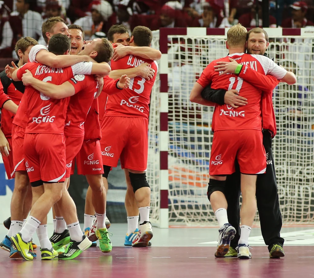 Polscy piłkarze ręczni walczyli z Hiszpanią o brąz MŚ w Katarze i wygrali po szalonym boju z dogrywką 29-28! Emocje sięgały zenitu! Polscy piłkarze ręczni walczyli z Hiszpanią o brąz MŚ w Katarze i wygrali po szalonym boju z dogrywką 29-28! Emocje sięgały zenitu!