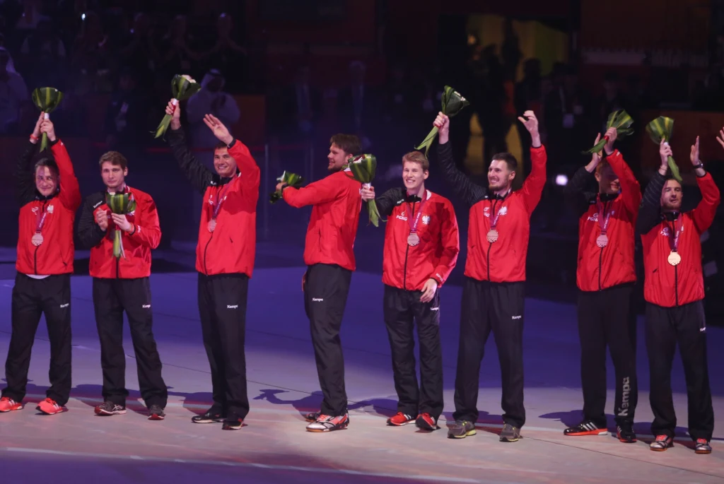 Podczas efektownej ceremonii polscy piłkarze ręczni odebrali brązowe medale mistrzostw świata w Katarze Podczas efektownej ceremonii polscy piłkarze ręczni odebrali brązowe medale mistrzostw świata w Katarze