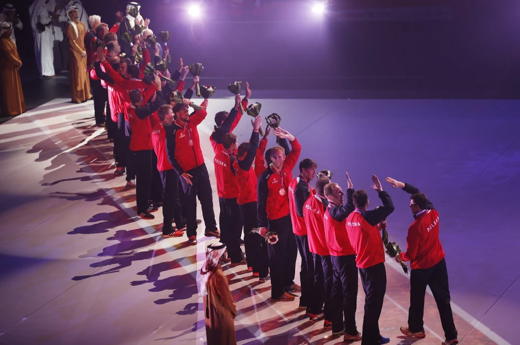 Podczas efektownej ceremonii polscy piłkarze ręczni odebrali brązowe medale mistrzostw świata w Katarze Podczas efektownej ceremonii polscy piłkarze ręczni odebrali brązowe medale mistrzostw świata w Katarze