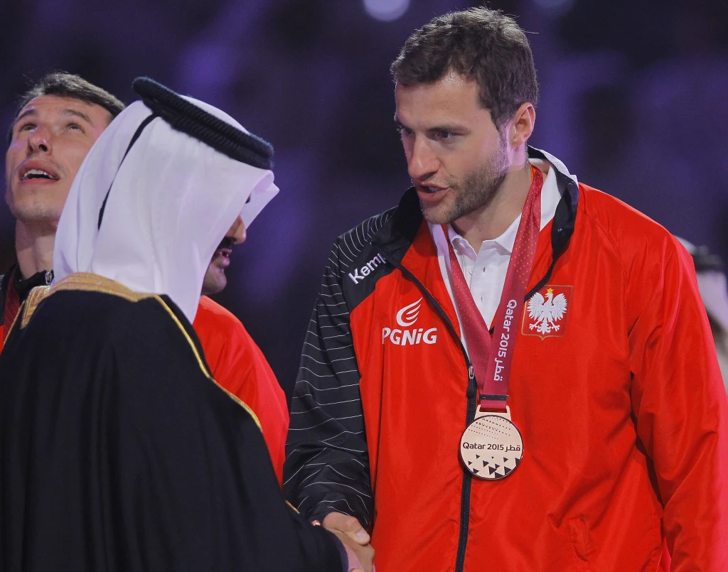 Podczas efektownej ceremonii polscy piłkarze ręczni odebrali brązowe medale mistrzostw świata w Katarze Podczas efektownej ceremonii polscy piłkarze ręczni odebrali brązowe medale mistrzostw świata w Katarze