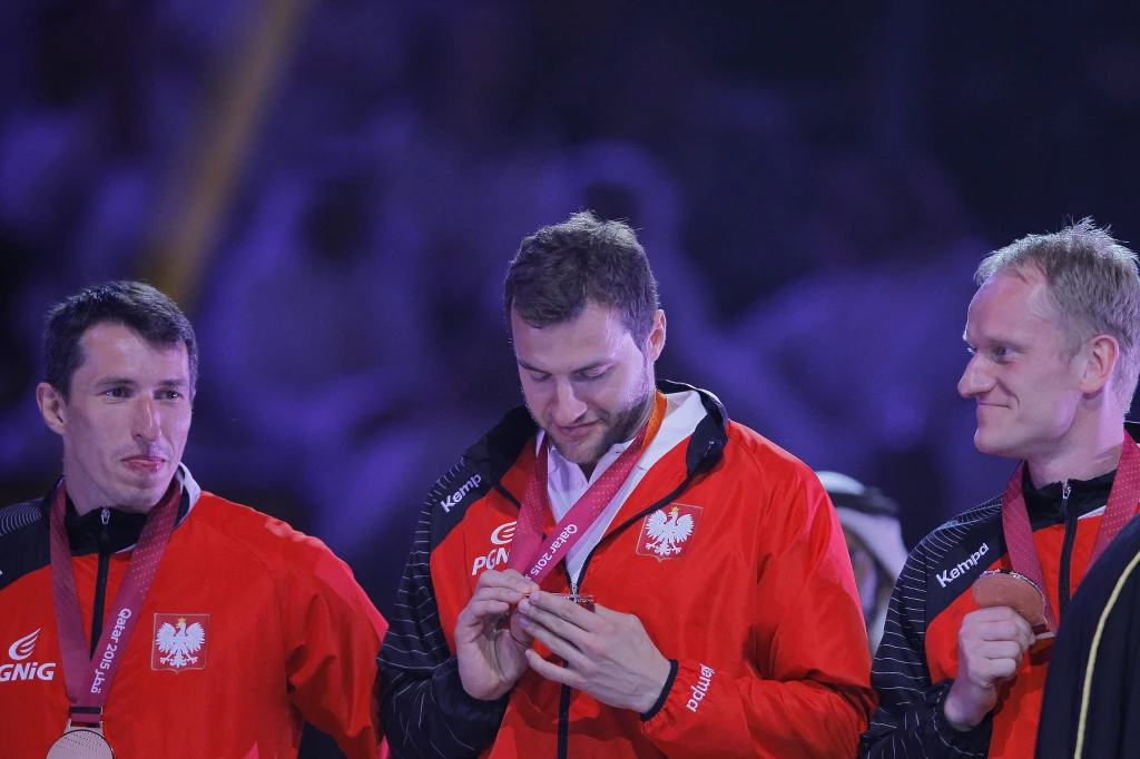 Podczas efektownej ceremonii polscy piłkarze ręczni odebrali brązowe medale mistrzostw świata w Katarze Podczas efektownej ceremonii polscy piłkarze ręczni odebrali brązowe medale mistrzostw świata w Katarze