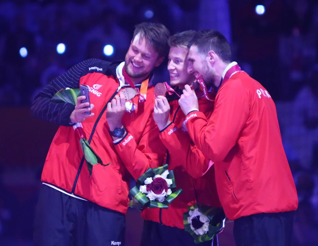 Podczas efektownej ceremonii polscy piłkarze ręczni odebrali brązowe medale mistrzostw świata w Katarze Podczas efektownej ceremonii polscy piłkarze ręczni odebrali brązowe medale mistrzostw świata w Katarze