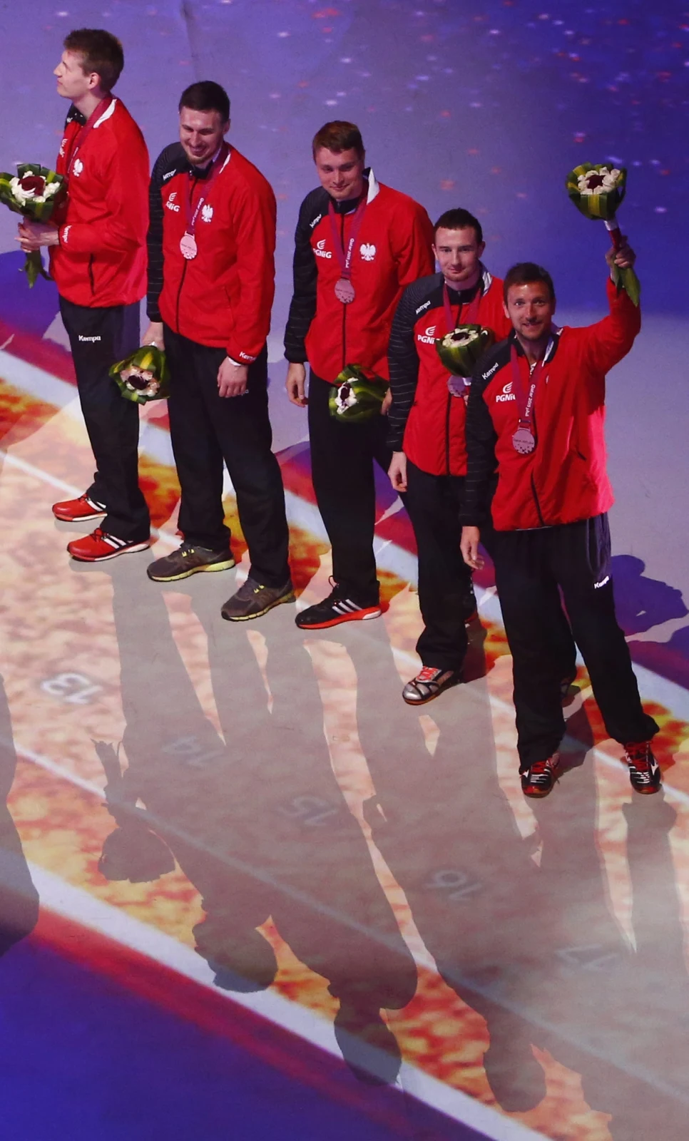 Podczas efektownej ceremonii polscy piłkarze ręczni odebrali brązowe medale mistrzostw świata w Katarze Podczas efektownej ceremonii polscy piłkarze ręczni odebrali brązowe medale mistrzostw świata w Katarze