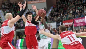 Russell Robinson ze Stelmetu osaczony przez zawodników Śląska Wrocław