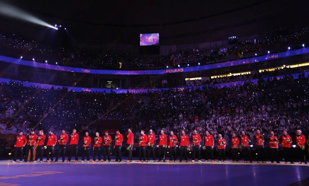 Podczas efektownej ceremonii polscy piłkarze ręczni odebrali brązowe medale mistrzostw świata w Katarze Podczas efektownej ceremonii polscy piłkarze ręczni odebrali brązowe medale mistrzostw świata w Katarze