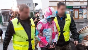 Policjanci wyprowadzają zatrzymaną Monikę C. (C) z przesłuchania w Prokuraturze Rejonowej w Rawiczu