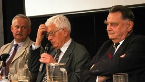 Maj 2006 r. Spotkanie w 30. rocznicę powstania Polskiego Porozumienia Niepodległościowego. Od prawej: Jan Olszewski, Zdzisław Najder i Wojciech Włodarczyk