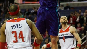 Marcin Gortat (pierwszy z prawej)