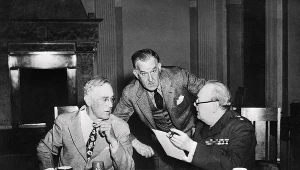 Prezydent USA Franklin Roosevelt i jego sekretarz Steve Early rozmawiają z brytyjskim premierem Winstonem Churchillem, 04.02.1945