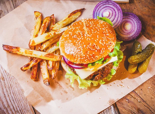 Burger i frytki? Nienajlepszy pomysł na obiad Burger i frytki? Nienajlepszy pomysł na obiad