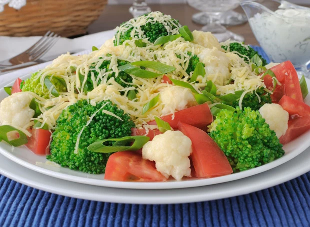 Sałatka kalafiorowo-brokułowa to cenne źródło witamin i minerałów, które są niezbędne w naszej diecie