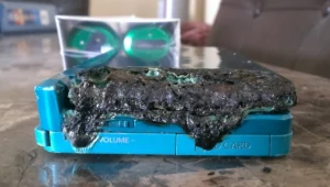 Nintendo 3DS w wersji "lava blue" - zdjęcie pochodzi ze strony imgur.com/a/AqVH9