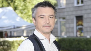 Andrzej Andrzejewski skończył warszawską Akademię Teatralną, a od 2010 roku związany jest z Teatrem Kwadrat 