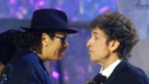 Bob Dylan wręcza nagrodę Carlosowi Santanie