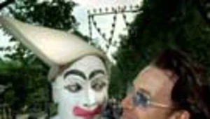 Bono jak rasowy dyplomata spotyka się ze wszystkimi - politykami i błaznami