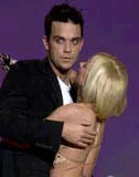 Robbie Williams w ramionach Geri Halliwell Robbie Williams w ramionach Geri Halliwell