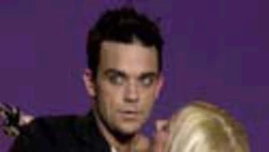 Robbie Williams w ramionach Geri Halliwell